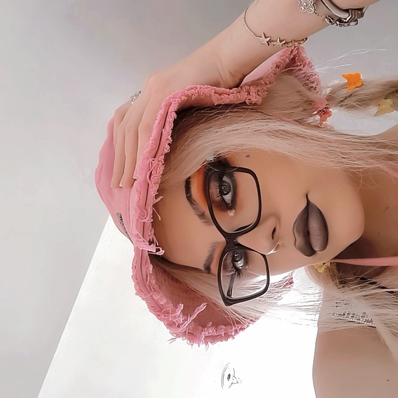 Meet your Posher, Samantha aka Cdn Barbie🫶🏻 - Picture 5 of 17